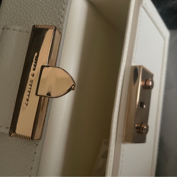 Charles and Keith chain strap boxy bag - Picture 3 of 3